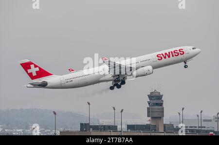 Swiss International Airlines Ein Airbus A340-313X von Swiss International Airlines startet von Startbahn 16 des sich in winterlicher Landschaft befindlichen Flughafen Zürich. Registratin HB-JHM. Zürich, Schweiz, 18.12.2022 *** Swiss International Airlines un Airbus A340 313X di Swiss International Airlines decolla dalla pista 16 dell'aeroporto di Zurigo Registratin HB JHM Zurigo, Svizzera, 18 12 2022 in un paesaggio da sogno credito: Imago/Alamy Live News Foto Stock