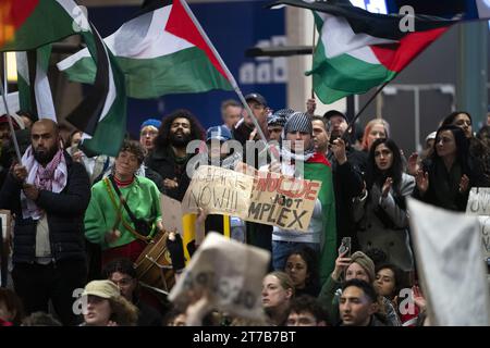 SCHIPHOL - i manifestanti stanno tenendo un sit-in a Schiphol Plaza, una forma di protesta in cui i manifestanti siedono in massa sul terreno. La protesta è stata organizzata da un gruppo d'azione per mostrare solidarietà a Gaza. ANP JEROEN JUMELET netherlands Out - belgium Out Foto Stock