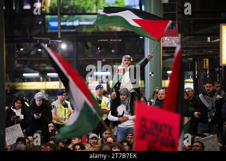 SCHIPHOL - i manifestanti stanno tenendo un sit-in a Schiphol Plaza, una forma di protesta in cui i manifestanti siedono in massa sul terreno. La protesta è stata organizzata da un gruppo d'azione per mostrare solidarietà a Gaza. ANP JEROEN JUMELET netherlands Out - belgium Out Foto Stock