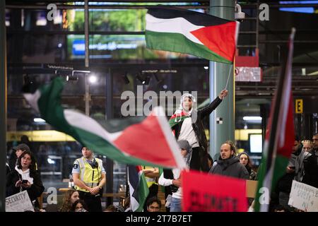 SCHIPHOL - i manifestanti stanno tenendo un sit-in a Schiphol Plaza, una forma di protesta in cui i manifestanti siedono in massa sul terreno. La protesta è stata organizzata da un gruppo d'azione per mostrare solidarietà a Gaza. ANP JEROEN JUMELET netherlands Out - belgium Out Foto Stock