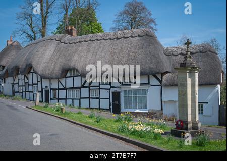 Cottage tradizionali in legno con tetto di paglia a Church Street, Wherwell, Hampshire, Inghilterra, Regno Unito Foto Stock