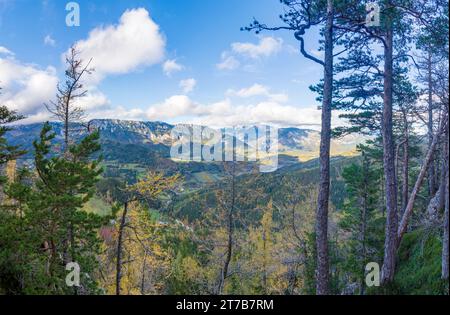 Breitenstein: Vista dalla montagna Luckerte Wand (Luckete Wand), vista sulle montagne Rax (sinistra) e Schneeberg (destra) a Wiener Alpen, Alpi, Niederösterr Foto Stock