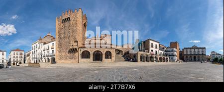 Europa, Spagna, Estremadura, Cáceres, Plaza Mayor che mostra la Torre di Bujaco (Torre de Bujaco), Ermita de la Paz e Arco de la Estrella Foto Stock