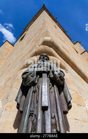 Europa, Spagna, Estremadura, Cáceres, Statua di San Pietro d'Alcantara (Monumento a San Pedro de Alcántara) Foto Stock