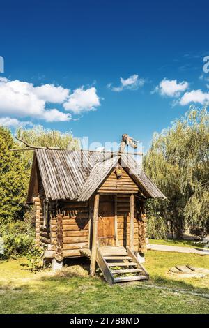 Casa stilizzata di Baba Yaga nel parco per bambini. Foto Stock