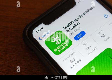 App DraftKings visualizzata nell'App Store sullo schermo dell'iPhone. DraftKings è una società statunitense di scommesse sportive e di gare di sport fantasy quotidiane Foto Stock