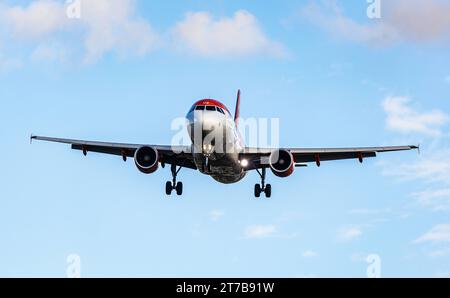 EasyJet Ein Airbus A320-214 der Billigfluggesellschaft EasyJet befindet sich im Landeanflug auf die Landebahn 28 des Flughafen Zürich. Registrazione G-EZUZ. Zürich, Schweiz, 02.10.2022 *** EasyJet un Airbus A320 214 della compagnia aerea low-cost EasyJet si avvicina alla pista 28 all'aeroporto di Zurigo registrazione G EZUZ Zurigo, Svizzera, 02 10 2022 credito: Imago/Alamy Live News Foto Stock