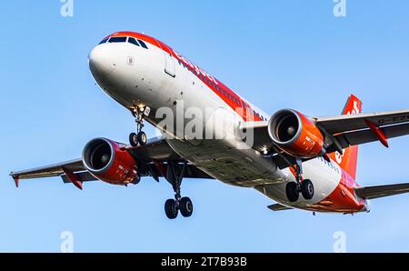 EasyJet Ein Airbus A320-214 der Billigfluggesellschaft EasyJet befindet sich im Landeanflug auf die Landebahn 28 des Flughafen Zürich. Registrazione G-EZUZ. Zürich, Schweiz, 02.10.2022 *** EasyJet un Airbus A320 214 della compagnia aerea low-cost EasyJet si avvicina alla pista 28 all'aeroporto di Zurigo registrazione G EZUZ Zurigo, Svizzera, 02 10 2022 credito: Imago/Alamy Live News Foto Stock