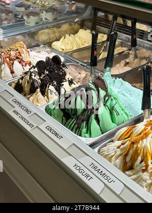 Una gamma di vassoi colorati per gelato con una varietà di sapori Foto Stock