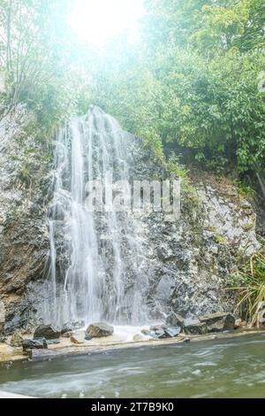 Una cascata è un luogo in cui l'acqua scorre su una caduta verticale nel corso di un torrente o di un fiume. Le cascate si verificano anche dove l'acqua di scolo cade sopra Foto Stock