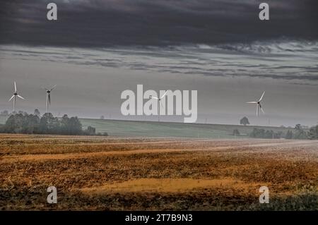 Turbine eoliche in un campo. Cielo nuvoloso. Tempo tempestoso. Foto Stock