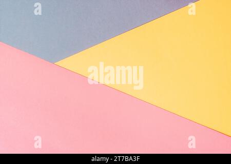 Carta di colore giallo, rosa e blu. Sfondo carta vuoto geometrico di tre toni per lo spazio di copia. Foto Stock