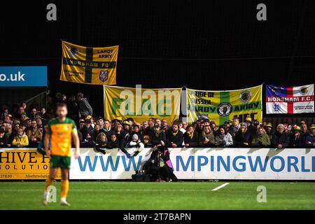 I tifosi dell'Horsham guardano l'azione durante la partita di replay del primo turno della Emirates fa Cup al Camping World Community Stadium di Horsham. Data immagine: Martedì 14 novembre 2023. Foto Stock