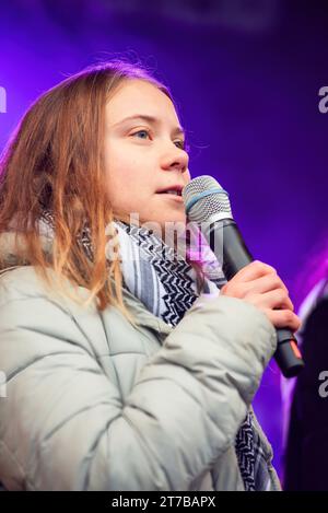 Amsterdam, Paesi Bassi. 12 novembre 2023. Greta Thunberg è stata vista sul palco durante la dimostrazione. Si stima che 85.000 manifestanti abbiano partecipato a una marcia pacifica sul clima senza arresti. Questo ha superato la dimostrazione climatica di due anni fa, che ha avuto 45.000 partecipanti. I dimostranti hanno percorso un percorso da Piazza Dam al Museumplein. Sulla loro strada si unirono a una grande marcia filo-palestinese. Tra i manifestanti c'era l'attivista per il clima svedese Greta Thunberg, in seguito tenne un breve discorso sul Museumplein. La marcia è stata organizzata da nove organizzazioni, sotto il nome di Climate Crisis Coalit Foto Stock