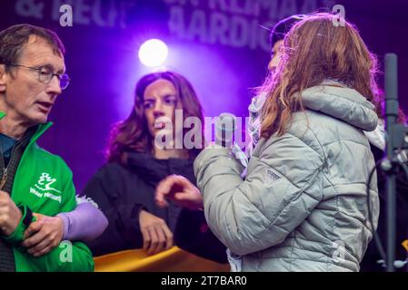 Amsterdam, Paesi Bassi. 12 novembre 2023. Greta Thunberg è stata vista sul palco durante la dimostrazione. Si stima che 85.000 manifestanti abbiano partecipato a una marcia pacifica sul clima senza arresti. Questo ha superato la dimostrazione climatica di due anni fa, che ha avuto 45.000 partecipanti. I dimostranti hanno percorso un percorso da Piazza Dam al Museumplein. Sulla loro strada si unirono a una grande marcia filo-palestinese. Tra i manifestanti c'era l'attivista per il clima svedese Greta Thunberg, in seguito tenne un breve discorso sul Museumplein. La marcia è stata organizzata da nove organizzazioni, sotto il nome di Climate Crisis Coalit Foto Stock