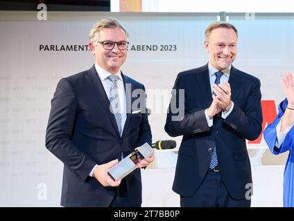 Berlino, Germania. 14 novembre 2023. Magnus Brunner (l), ministro delle Finanze austriaco, riceve il premio PMI 2023 del Mittelstands- und Wirtschaftsunion (MIT) al Forum Allianz nella categoria politica da Christian Lindner (FDP), ministro delle Finanze e laudator. Crediti: Annette Riedl/dpa/Alamy Live News Foto Stock