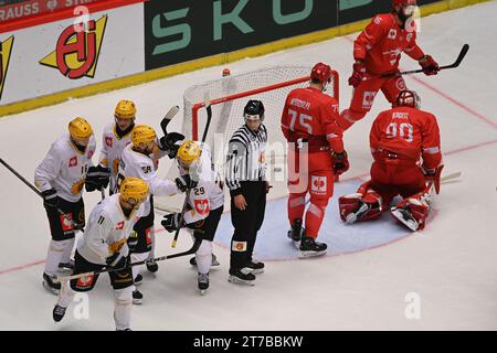 Trinec, Repubblica Ceca. 14 novembre 2023. I giocatori dello Skelleftea AIK festeggiano il gol segnato durante la partita di apertura della Champions Hockey League HC Ocelari Trinec vs Skelleftea AIK, giocata a Trinec, Repubblica Ceca, il 14 novembre 2023. Crediti: Jaroslav Ozana/CTK Photo/Alamy Live News Foto Stock