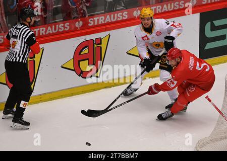 Trinec, Repubblica Ceca. 14 novembre 2023. L-R Elias Salomonsson (Skelleftea) e Jakub Jerabek (Trinec) in azione durante la partita di apertura della Champions Hockey League HC Ocelari Trinec vs Skelleftea AIK, giocata a Trinec, Repubblica Ceca, il 14 novembre 2023. Crediti: Jaroslav Ozana/CTK Photo/Alamy Live News Foto Stock