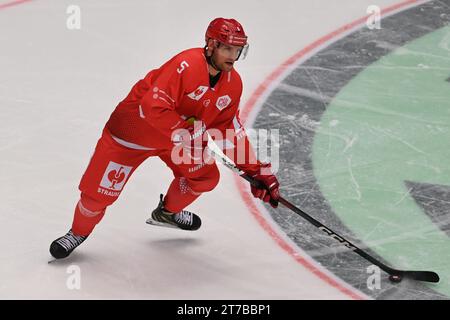 Trinec, Repubblica Ceca. 14 novembre 2023. Jakub Jerabek (Trinec) in azione durante la partita di apertura della Champions Hockey League HC Ocelari Trinec vs Skelleftea AIK, giocata a Trinec, Repubblica Ceca, il 14 novembre 2023. Crediti: Jaroslav Ozana/CTK Photo/Alamy Live News Foto Stock