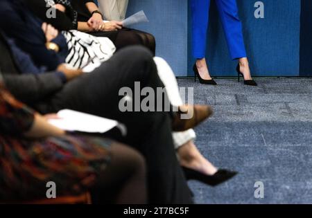 L'AIA - Sophie Hermans (VVD) durante un dibattito condotto da Frenk van der Linden sulla sicurezza sociale e sul ruolo delle organizzazioni caritative nella preparazione delle elezioni della camera dei rappresentanti. ANP RAMON VAN FLYMEN paesi bassi Out - belgio Out Foto Stock