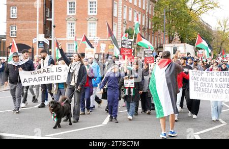 Cardiff, Galles 11 novembre 2023. Marcia per la Palestina. marcia pacifica di protesta attraverso il centro di Cardiff. Foto Stock