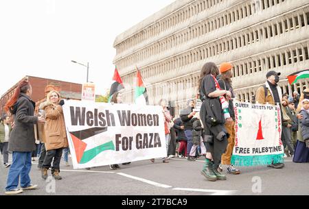 Cardiff, Galles 11 novembre 2023. Marcia per la Palestina. marcia pacifica di protesta attraverso il centro di Cardiff. Foto Stock