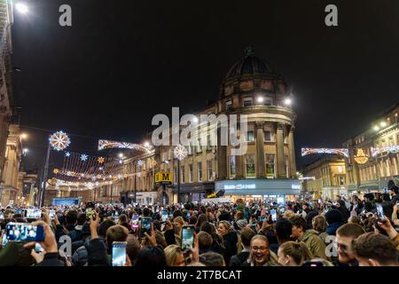 Newcastle upon Tyne, Regno Unito. 14 novembre 2023. Le luci natalizie si accendono, ospitate da Metro radio, in Grey Street in città. Crediti: Hazel Plater/Alamy Live News. Foto Stock