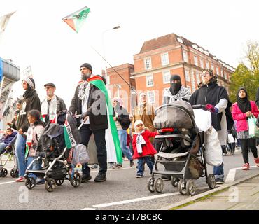 Cardiff, Galles 11 novembre 2023. Marcia per la Palestina. marcia pacifica di protesta attraverso il centro di Cardiff. Foto Stock