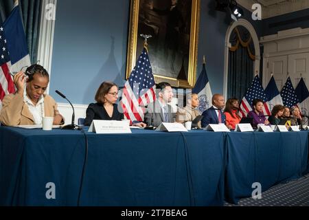 Il sindaco Eric Adams parla durante il briefing stampa al City Hall di New York il 14 novembre 2023 Foto Stock