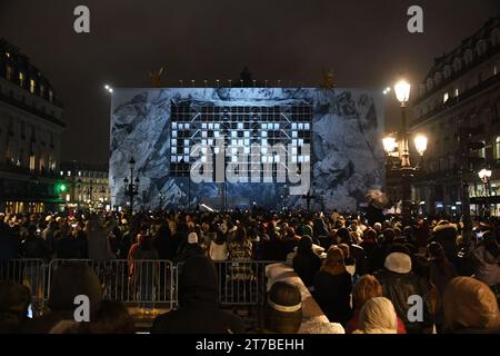 Francia. 12 novembre 2023. Uno spettacolo si svolge all'Opera di Parigi in occasione dell'invenzione dell'artista JR a Parigi, in Francia, il 12 novembre 2023. Il coreografo Damien Jalet debutta il suo pezzo intitolato CHIROPTERA, una performance di 153 ballerini con Amandine Albisson, all'Opera di Parigi. La performance è composta da musiche composte da Thomas Bangalter. (Foto di Lionel Urman/Sipa USA) credito: SIPA USA/Alamy Live News Foto Stock