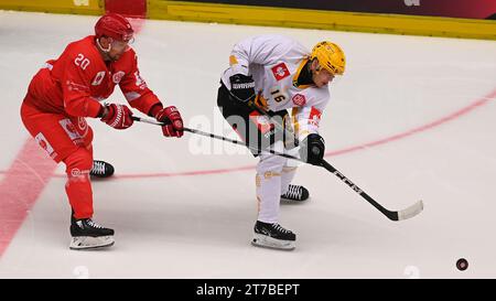 Trinec, Repubblica Ceca. 14 novembre 2023. L-R Petr Vrana (Trinec) e Linus Lindstrom (Skelleftea) in azione durante la partita di apertura della Champions Hockey League HC Ocelari Trinec vs Skelleftea AIK, giocata a Trinec, Repubblica Ceca, il 14 novembre 2023. Crediti: Jaroslav Ozana/CTK Photo/Alamy Live News Foto Stock