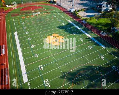 Babylon, New York, USA - 8 ottobre 2023: Droni sopra il tracciato e il campo di calcio delle scuole superiori di Babylon. Foto Stock