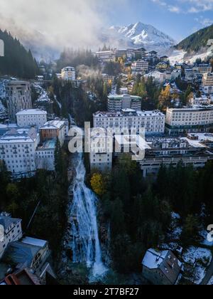 Paesaggio urbano autunnale aereo con sfondo innevato, Bad Gastein, St Johann im Pongau, Salisburgo, Austria Foto Stock