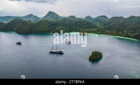 Vista aerea delle barche che navigano nell'oceano, Wayag Island, Raja Ampat, West Papua, Indonesia Foto Stock