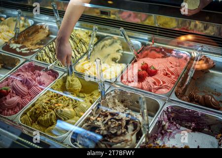 Gelateria colorata in negozio Foto Stock