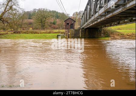 Vista di una stazione di misurazione del livello dell'acqua del fiume durante le inondazioni dopo le piogge torrenziali hanno causato lo scoppio di un piccolo fiume e l'inondazione dell'area Foto Stock