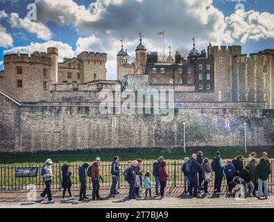 Inghilterra, Regno Unito, 12 aprile 2023, vista dei turisti in coda presso la Torre di Londra Foto Stock