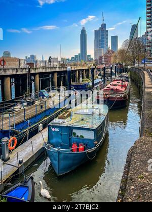 Inghilterra, Regno Unito, 17 aprile 2023, vista di alcune case di barche ormeggiate sul Tamigi nel distretto di Battersea Foto Stock