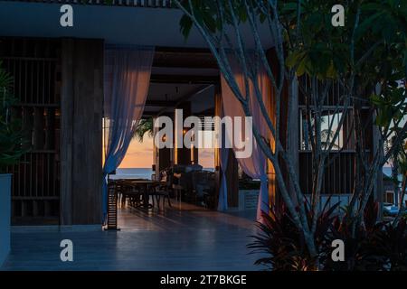 Resort sulla spiaggia al mattino con l'alba che splende attraverso le finestre Foto Stock