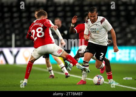 Kane Wilson (destra) della contea di Derby battaglie del pallone con Lewis Billington di Crewe Alexandra (sinistra) e Aaron Rowe (dietro) durante la partita di replay del primo turno della Emirates fa Cup a Pride Park, Derby. Data immagine: Martedì 14 novembre 2023. Foto Stock