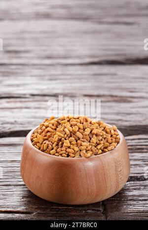 Semi di fenugreek nella ciotola di legno - cibo sano Foto Stock