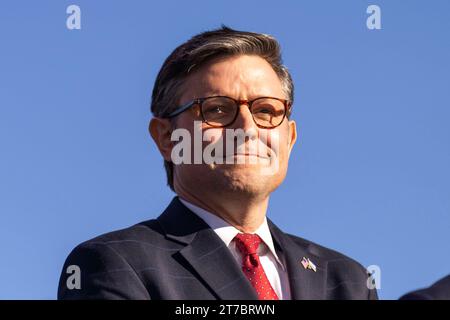 Il presidente della camera dei rappresentanti degli Stati Uniti Mike Johnson repubblicano della Louisiana parla al National Mall di Washington DC durante un evento a sostegno dello stato di Israele e contro l'antisemitismo martedì 14 novembre 2023. Copyright: XCNPx/xMediaPunchx credito: Imago/Alamy Live News Foto Stock