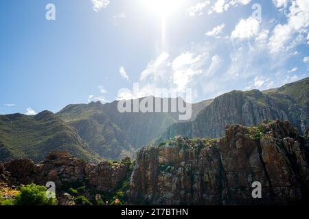 Immagine grandangolare di un impressionante sito di montagna rocciosa nel capo Occidentale del Sudafrica. Foto Stock