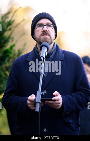 Erlangens Bürgermeister Florian Janik SPD bei der Gedenkfeier anlässlich 85 Jahre Reichspogromnacht auf dem jüdischen Friedhof Erlangen. VOR 85 Jahren markierte die Reichspogromnacht vom 9. auf den 10. Novembre 1938 mit den systematisch geplanten Gewaltaktionen gegen die jüdische Bevölkerung den Auftakt zum Holocaust. IM gesamten Deutschen Reich wurden Synagogen und Geschäfte in Brand gesteckt, zahlreiche Jüdinnen und Juden wurden Opfer von Übergriffen. Themenbild, Symbolbild Erlangen, 12.11.2023 Bayern Deutschland **** Erlangens Mayor Florian Janik SPD alla cerimonia di commemorazione del 85 Foto Stock