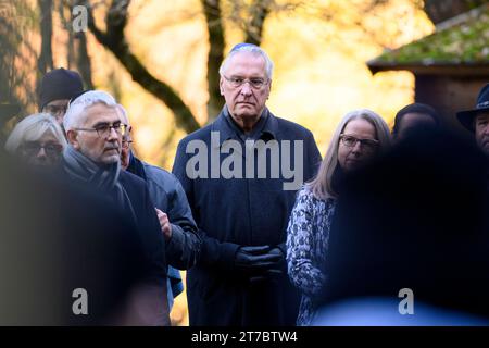 Bayerns Innenminister Joachim Herrmann CSU bei der Gedenkfeier anlässlich 85 Jahre Reichspogromnacht auf dem jüdischen Friedhof Erlangen. VOR 85 Jahren markierte die Reichspogromnacht vom 9. auf den 10. Novembre 1938 mit den systematisch geplanten Gewaltaktionen gegen die jüdische Bevölkerung den Auftakt zum Holocaust. IM gesamten Deutschen Reich wurden Synagogen und Geschäfte in Brand gesteckt, zahlreiche Jüdinnen und Juden wurden Opfer von Übergriffen. Erlangen, 12.11.2023 Bayern Deutschland *** Ministro degli interni bavarese Joachim Herrmann CSU alla cerimonia di commemorazione per celebrare 85 anni di Foto Stock