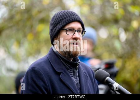 Erlangens Bürgermeister Florian Janik SPD bei der Gedenkfeier anlässlich 85 Jahre Reichspogromnacht auf dem jüdischen Friedhof Erlangen. VOR 85 Jahren markierte die Reichspogromnacht vom 9. auf den 10. Novembre 1938 mit den systematisch geplanten Gewaltaktionen gegen die jüdische Bevölkerung den Auftakt zum Holocaust. IM gesamten Deutschen Reich wurden Synagogen und Geschäfte in Brand gesteckt, zahlreiche Jüdinnen und Juden wurden Opfer von Übergriffen. Themenbild, Symbolbild Erlangen, 12.11.2023 Bayern Deutschland **** Erlangens Mayor Florian Janik SPD alla cerimonia di commemorazione del 85 Foto Stock