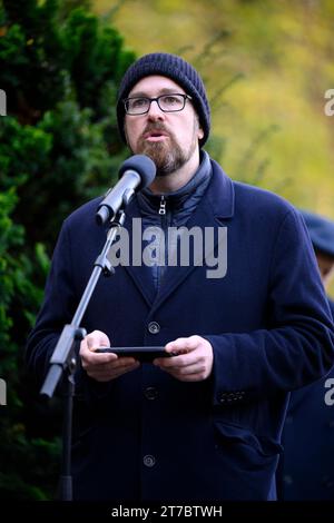 Erlangens Bürgermeister Florian Janik SPD bei der Gedenkfeier anlässlich 85 Jahre Reichspogromnacht auf dem jüdischen Friedhof Erlangen. VOR 85 Jahren markierte die Reichspogromnacht vom 9. auf den 10. Novembre 1938 mit den systematisch geplanten Gewaltaktionen gegen die jüdische Bevölkerung den Auftakt zum Holocaust. IM gesamten Deutschen Reich wurden Synagogen und Geschäfte in Brand gesteckt, zahlreiche Jüdinnen und Juden wurden Opfer von Übergriffen. Themenbild, Symbolbild Erlangen, 12.11.2023 Bayern Deutschland **** Erlangens Mayor Florian Janik SPD alla cerimonia di commemorazione del 85 Foto Stock