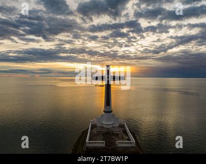 Cimitero sommerso sull'isola di Camiguin. Cloudscape con sfondo tramonto. Filippine. Foto Stock