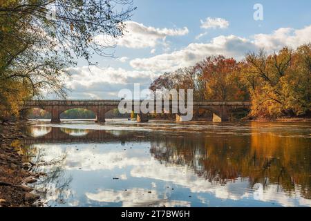 Monocacy Aqueduct sul canale Chesapeake e Ohio in autunno. Frederick County. Maryland. USA Foto Stock