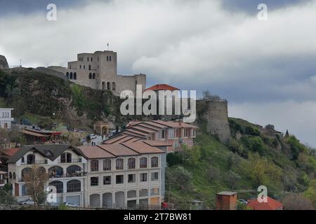 036 il 1982 d.C. ha aperto il Museo Skanderbeg ospitato nella cittadella locale come visto negli ultimi edifici della città. Kruje-Albania. Foto Stock